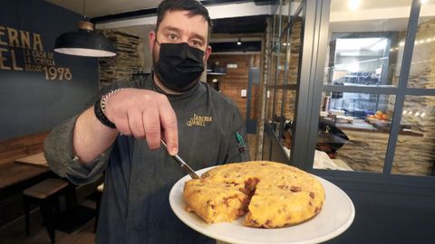 Taberna Daniel (Lugo). Pablo Romay está ahora al frente del negocio que empezaron sus padres. No puedes ir a este local y no pedir tortilla. Triunfa la clásica, la de jamón, chorizo y pimiento y la de zorza.