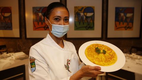 La casa de las cinco puertas (Pontevedra)Tan solo un año después de abrir las puertas, la tortilla de Bibiana Cardona fue elegida como la mejor de España (2004). Ella aprendió a hacerla de su marido, pero le cogió rápido el punto. Y tan rápido.