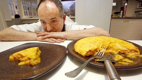 Mesón O Pote (Betanzos). Alberto García ha hecho de su tortilla su seña de identidad. Fue la mejor tortilla de España (2011) y obtuvo otro reconocimiento nacional en el 2017. «Es muy singular», dice.