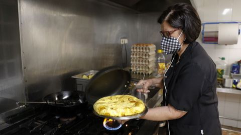 Armando Blanco. La Casa de las Tortillas (Teo). Más de medio siglo lleva Evangelina Rey haciendo tortillas. Aun así, siempre las prepara al gusto del cliente. Y todo, al momento. ¿El secreto? Buen producto y ganas de trabajar en la cocina.