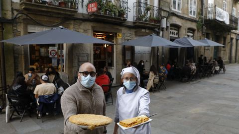 La Tita (Santiago). Carlos Suárez hace tortillas de patatas de 30 huevos y para seis personas. Pero también se puede pedir una ración, una tapa que va con la consumición o media tortilla. Eso sí, siempre se sirve recién hecha. Puede llegar a sacar 120 y a utilizar más de 3.000 huevos.