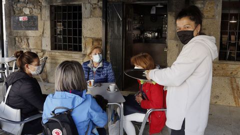 María Vilasó atiende a unas clientas en la terraza de su bar en el casco urbano de A Pobra
