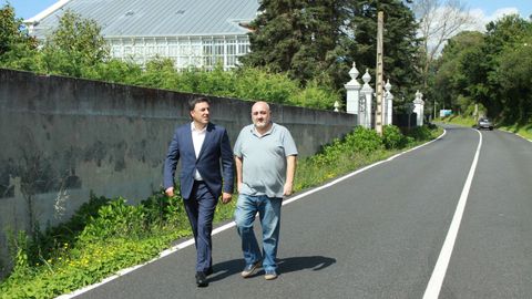 El presidente de la Diputación y el alcalde de Ares, en la vía donde se habilitará una senda peatonal