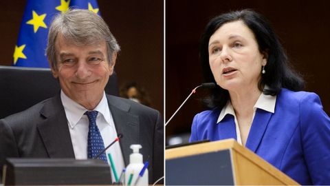 El italiano David Sassoli, presidente del Parlamento Europeo, y la checa Vera Jourová, vicepresidenta de la Comisión Europea para Valores y Transparencia.