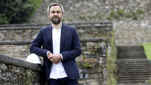 El ingeniero santiagués Juan Rey, que fundó en Madrid una empresa, Mecanismo, con la que ya acometió estructuras en más de 30 países, realiza en Santiago varias obras, como la de la pasarela a Belvís desde la praza do Matadoiro. «En el debate de derribar o no la Casa da Xuventude aún no tengo clara mi posición», admite