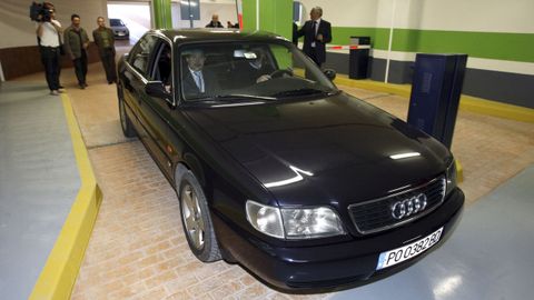El alcalde de Pontevedra, en una imagen de archivo en el coche que ahora se «jubilará» tras 24 años de servicio