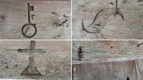 Detalle de las tallas que muestran una llave, un ave, una cruz y una culebra (de arriba a abajo y de izquierda a a derecha)