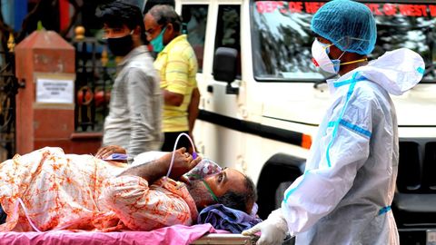 Traslado de un paciente de covid en la India