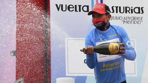 El colombiano Nairo Quintana celebra tras imponerse en la primera etapa de la 63 Vuelta a Asturias