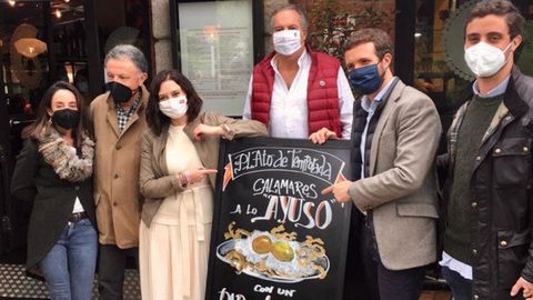 La candidata a la Presidencia de la Comunidad de Madrid, Isabel Díaz Ayuso, y el presidente del PP, Pablo Casado, en uno de los establecimientos del empresario de origen mariñano Juan Olloqui Pérez Mel