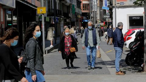Rúa Nova será peatonalizada de forma permanente. Ayer, con el tráfico cortado en San Andrés, estaba llena de transeúntes