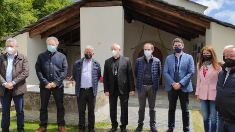 Foto de familia na inauguración da igrexa amañada
