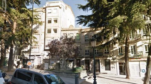 El parque en Ronda de Don Bosco en el 2019, con la estatua rodeada de árboles de gran porte que desaparecieron con la humanización