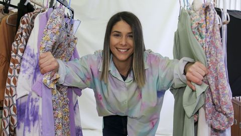 Alba, retratada en la oficina de Ant the label, en la calle Sartaña. Allí prepara los pedidos, tiene su máquina de coser y también un set en el que se toman las fotos de la web. Ahora quiere ampliar la colección con prendas para todas las edades, no solo de estilo juvenil, y desde hace poco también hace diseños a medida