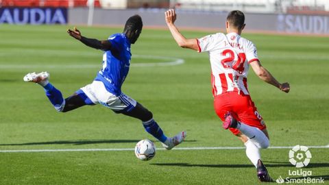 Obeng Cuenta Almeria Real Oviedo Estadio de los Juegos Mediterráneos.Samuel Obeng dispara a puerta ante la oposición de Cuenca