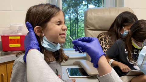 Una niña de 9 años de Carolina del Norte (EE.UU.) se prepara para recibir la segunda dosis de la vacuna de Pfizer en un ensayo clínico