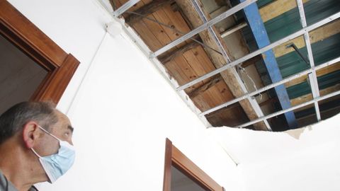 José Polo, el propietario del edificio, en una de las viviendas afectadas por el reventón en una boca de riego de la calle Sánchez Calviño