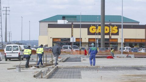 Obras del nuevo aparcamiento de Gadis en Vilar do Colo y, al fondo, el hotel