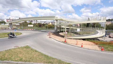 Unha das ramplas de acceso á pasarela peonil sobre a N-VI
