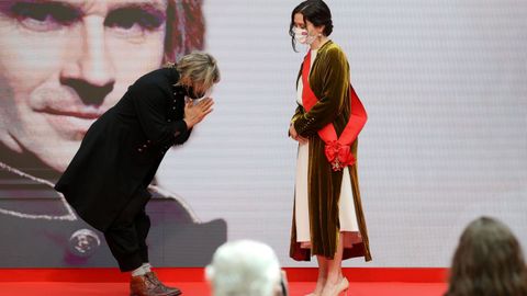 El músico Nacho cano hace una reverencia a la presidenta madrileña, Isabel Díaz Ayuso, tras ser condecorado con la Gran Cruz de la Orden del Dos de Mayo