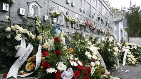 Flores en el cementerio donde fue enterrada Desirée