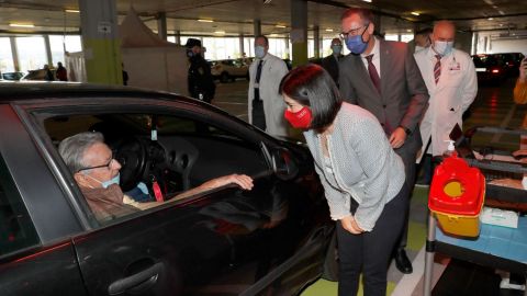 La ministra de Sanidad, Carolina Darias, en uno de los puntos de vacunación del HUCA