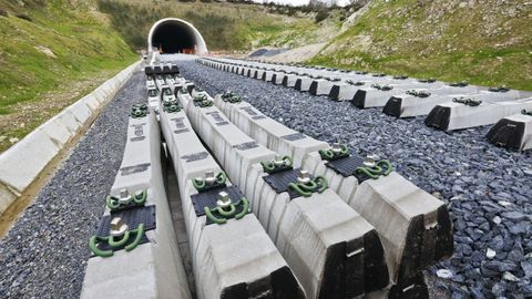 Colocación de traviesas del único tramo ya finalizado, en el 2018, la variante de A Pobra de San Xiao