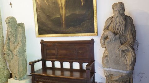 Las estatuas que esculpió el maestro Mateo, en la capilla del pazo de Meirás, están protegidas por la declaración como BIC