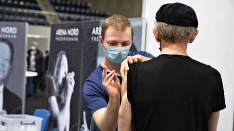 Un hombre recibe su dosis de la vacuna en Jutland, Dinamarca