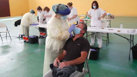 En el pabellón de San Antoniño, en Barro, empezó este lunes un cribado que continúa mañana para vecinos de 30 a 64 años