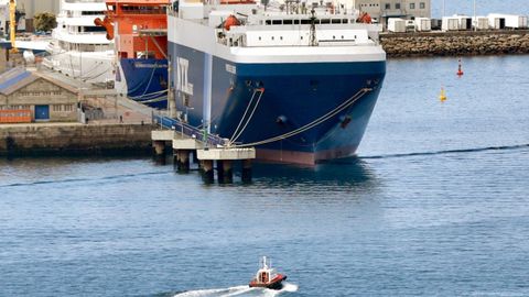 Igual que varios pesqueros gallegos, el mercante Prometheus Leader está paralizado en Vigo tras detectarse en su tripulación los primeros casos de la variante india en España