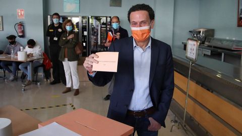 El candidato de Ciudadanos, Edmundo Bal, votó en el Centro Cultural Alfredo Kraus.