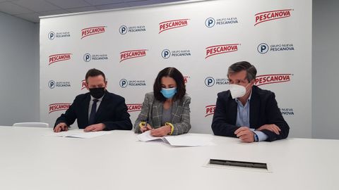 El convenio entre Nueva Pescanova y Down Vigo lo firmaron en las instalaciones de la empresa en Chapela Alfonso Gordon y Marta Otero (director corporativo de Personas y directora general industrial del grupo) y José Manuel García (presidente de la asociación)