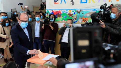 El candidato del PSOE, Ángel Gabilondo, votó en el colegio Joaquín Turina.