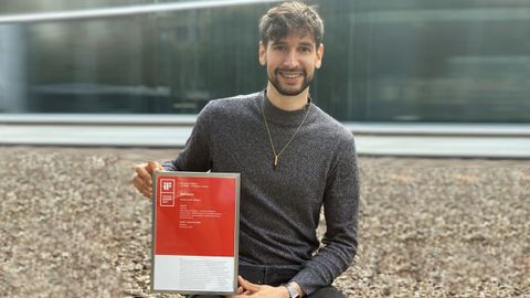 Borja Regueiro, con la joya-relicario que ha diseñado colgada al cuello y el diploma del premio IF Design Awards