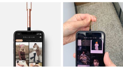 Basta con acerca el móvil al colgante para tener acceso a más de doscientos recuerdos en forma de fotografías o vídeos
