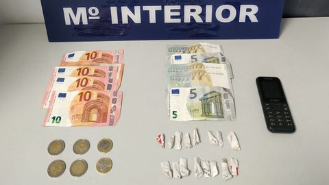 El detenido llevaba encima 16 pequeñas bolsas de plástico con heroína en su interior y setenta euros en billetes fraccionados