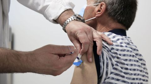 Imagen de archivo de una vacunación contra el coronavirus en Galicia