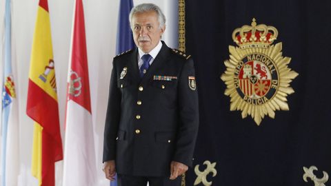 Carlos Valcárcel, en el salón de actos de la Comisaría, junto al tapiz con el escudo de la Policía Nacional bordado en hilo de oro que fue cedido por la antigua Caja de Ahorros de Vigo