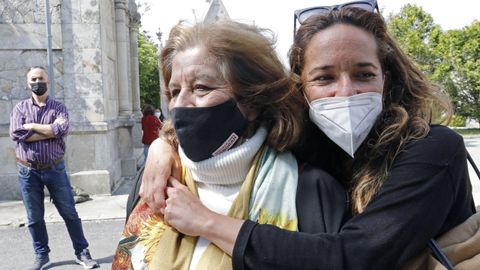 La madre y la hermana de Déborah en una visita a su tumba el pasado abril