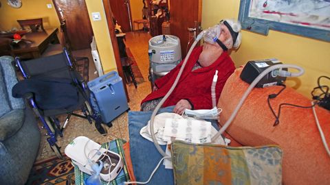 Nélida, de 90 años, en su piso de Pontevedra rodeado de aparatos y de su silla de ruedas
