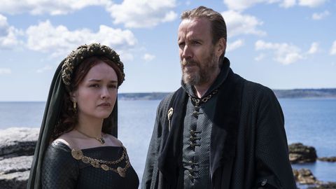 Olivia Cooke, en el papel de Alicent Hightower, la hija de Otto Hightower (Rhys Ifans)