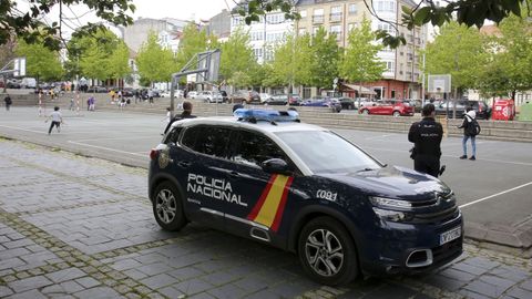 Agentes de la Comisaría de Ferrol-Narón del Cuerpo Nacional de Policía, de vigilancia en la plaza de O Inferniño