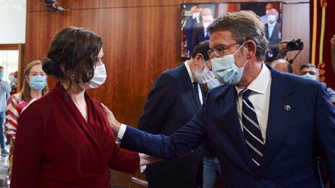 Feijoo saludando a Ayuso en la toma de posesión de este, el pasado septiembre, en Santiago
