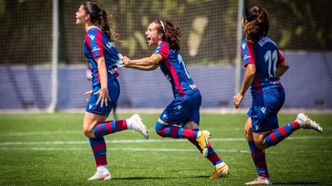 María Méndez, a la izquierda, celebra uno de sus goles en la Copa de la Reina
