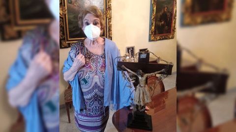 María del Pilar Durán Loriga Tojeiro, con la imagen religiosa, en su casa de Sevilla