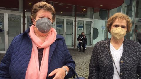 Vacunación masiva del covid-19 en Expocoruña
En la foto, Balbina Mallo y María del Carmen Rodríguez