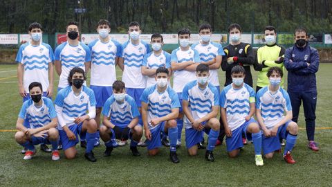 El equipo. En la imagen, arriba de izquierda a derecha, están: Álvaro, Manuel, Sobrido, Juan Antonio, Víctor, Barbosa, Rivas, Alex, Iker y el entrenador Sergio. Abajo, en el mismo orden, forman Oliver, Gonzalo, Mariño, Antony, Dani, Pouso y Iago. Falta el técnico Figo