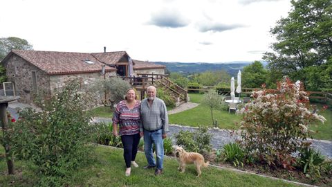 Sue y Kim Renkin frente a su casa, con unas vistas privilegiadas a la sierra do Careón