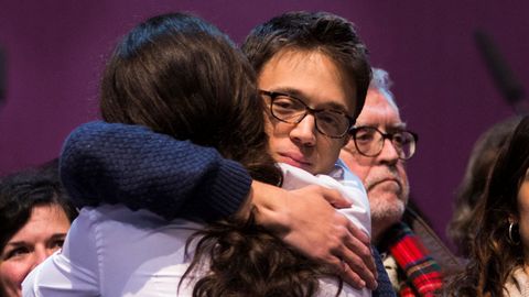 igo Errejn felicita a Pablo Iglesias en febrero del 2017 en la convencin de Vistalegre II donde este se impuso